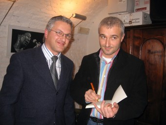 Marco Di Giaimo e Giuseppe Bono autografano una copia del romanzo